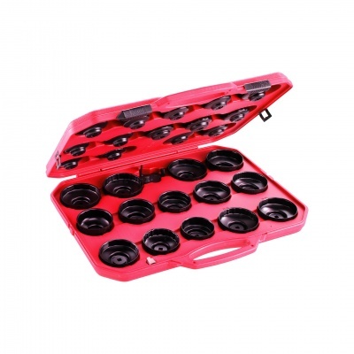 Estojo vermelho aberto com 20 peças pretas circulares organizadas dentro.