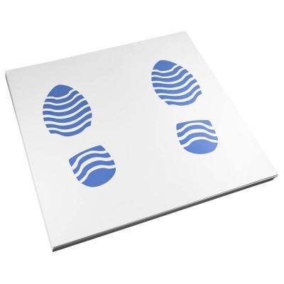 Tapete sanitário branco com pegadas azuis