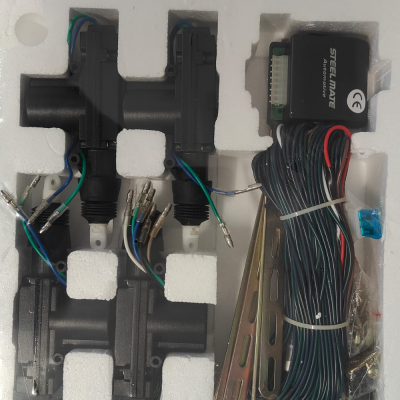 Componentes eletrónicos com atuadores pretos, fios, módulo STEEL MATE e cabos em espuma branca