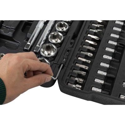 Conjunto de ferramentas com várias pontas e soquetes em estojo preto, mão segurando chave Allen