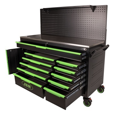 Carrinho de ferramentas preto e verde com várias gavetas abertas e painel perfurado