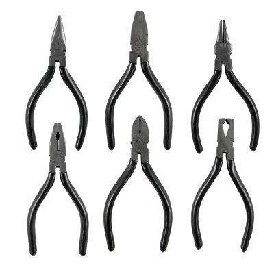 Conjunto de seis alicates com cabos pretos sobre fundo branco