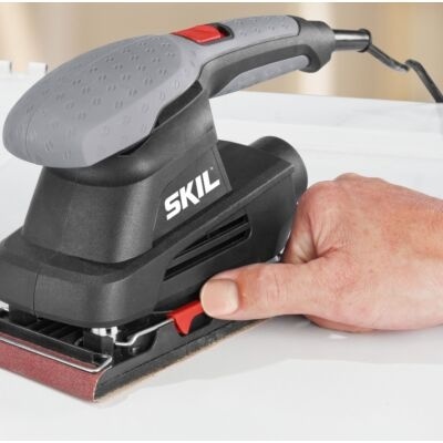 Lixadora elétrica preta e cinzenta da SKIL em uso