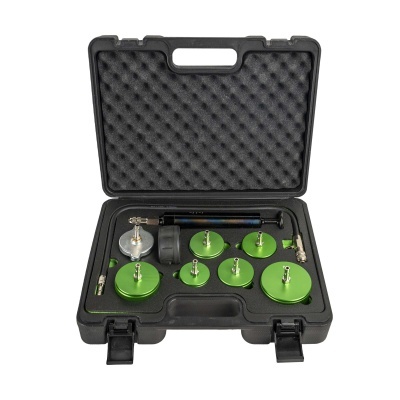 Caixa de ferramentas preta aberta com adaptadores verdes e mangueira preta dentro