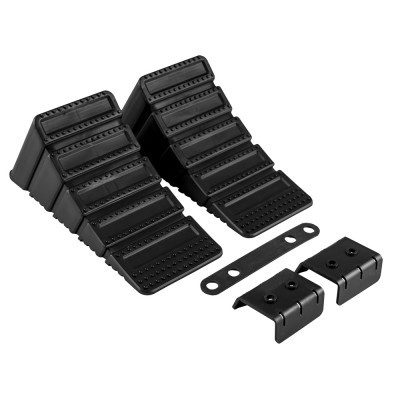 Conjunto preto de calços de roda com presilhas e tira metálica.