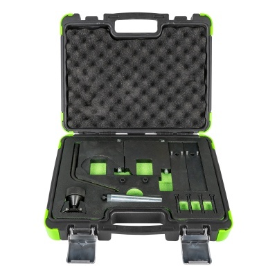 Mala preta e verde aberta com ferramentas organizadas em espuma preta