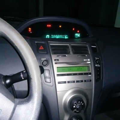 Painel de comandos e rádio de carro com volante e mostradores digitais