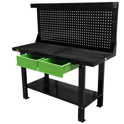 Bancada de trabalho metálica preta com gavetas verdes e painel perfurado para ferramentas