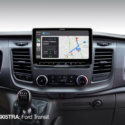 Ecrã táctil Alpine num Ford Transit com mapa e controlo de ar condicionado.