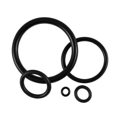 Anéis de borracha pretos de vários tamanhos sobre fundo branco