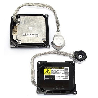 Unidade eletrónica automóvel com cabos em malha metálica prateada e etiquetas com códigos e avisos