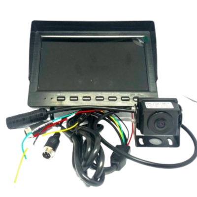 Monitor com vários botões, cabos coloridos e câmara de vigilância com suporte metálico preto