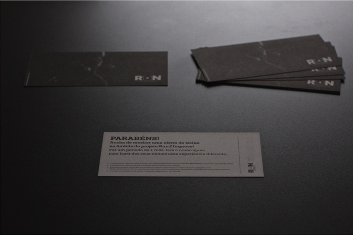 Experiências de treino - Plano básico Cartões de visita preto mármore R•N e folha com texto em português sobre superfície preta