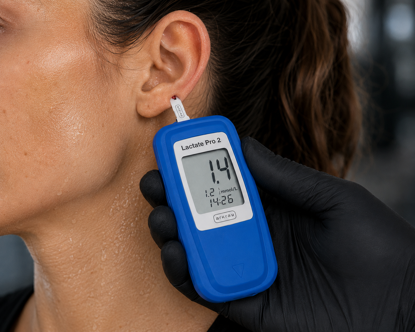 Testes de Limiar Anaeróbio Monitor portátil azul Lactate Pro 2 a medir lactato na orelha de uma pessoa