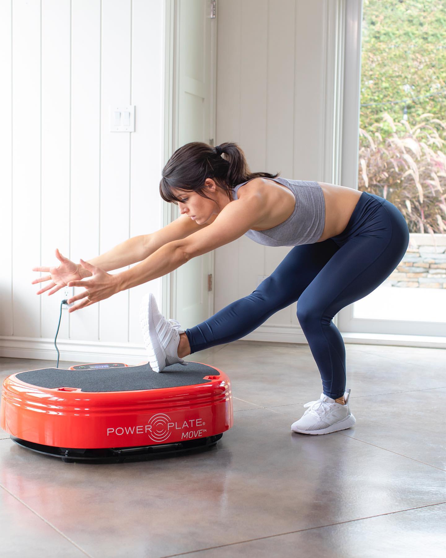 Power Plate Move Dispositivo de fitness vermelho Power Plate Move com mulher a fazer exercício