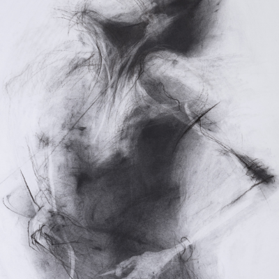 Desenho artístico a carvão de figura humana abstrata em tons de preto e cinzento