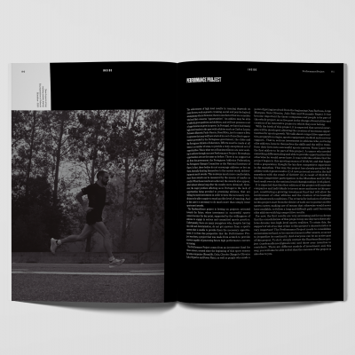 Revista aberta com fotografia a preto e branco de pessoa a correr e texto em fundo preto