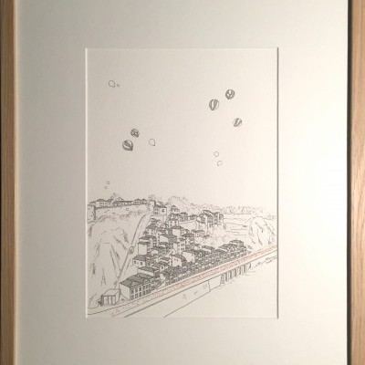 Desenho monocromático de paisagem urbana com casas, balões e via férrea em moldura de madeira