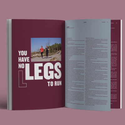 Revista aberta com texto motivacional e foto de duas pessoas a correr.