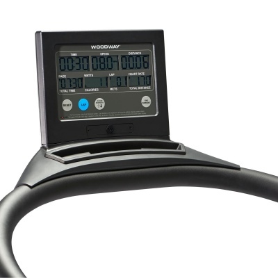 Painel digital de passadeira Woodway com vários dados visíveis e botões de controlo, em estrutura preta curva