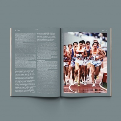 Livro aberto com texto em inglês e fotografia de corredores numa pista de atletismo