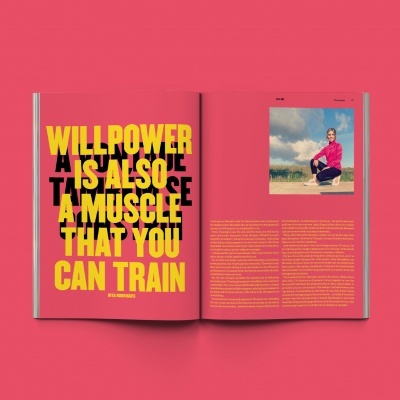 Revista aberta com texto motivacional e foto de pessoa em roupa desportiva rosa num campo