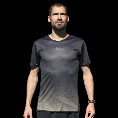 Camiseta desportiva masculina preta com padrão degradê cinza