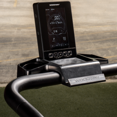 Computador de exercício WOODWAY em suporte no guiador preto do equipamento de fitness