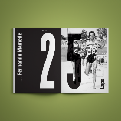 Livro aberto com números grandes e fotografia de corrida em preto e branco