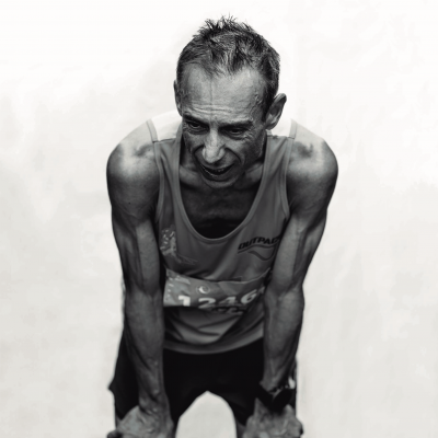 Capa da revista INSIDE com fotografia em preto e branco de um homem cansado em roupa de desporto