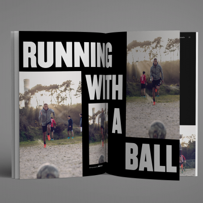 Livro aberto com texto grande 'RUNNING WITH A BALL' e fotos de pessoas a correr num caminho