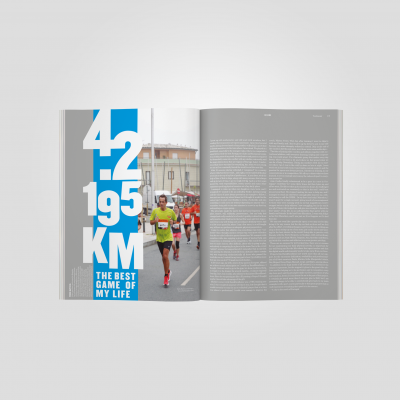 Revista aberta com artigo sobre corrida mostrando título grande e foto de corredores na rua