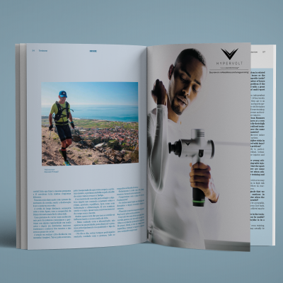 Revista aberta mostrando homem a caminhar na natureza e homem com dispositivo de massagem