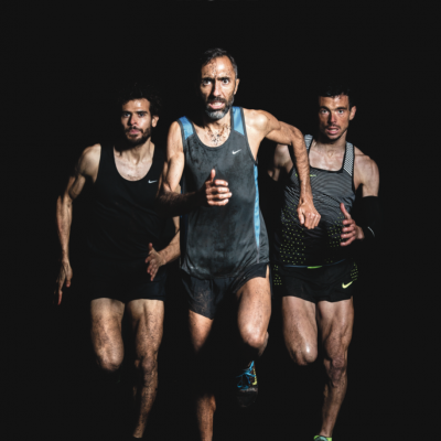 Três homens a correr vestindo roupa desportiva Nike com fundo negro e texto WINTER 2017 INSIDE ISSUE 4