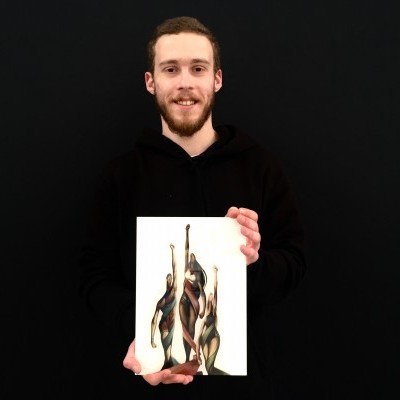 Pessoa segurando tela com arte abstrata em fundo preto