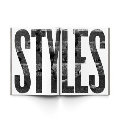 Livro aberto com página dupla mostrando a palavra STYLES em letras grandes e pretas