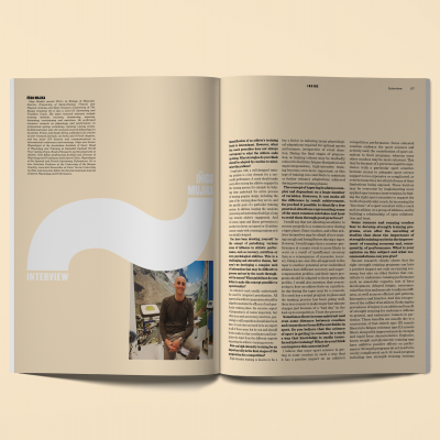 Revista aberta com entrevista em fundo bege e foto de pessoa na página esquerda