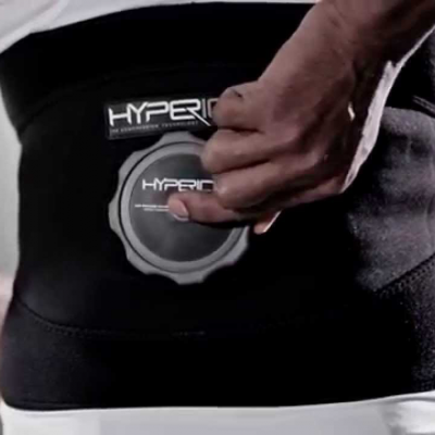 Cinta lombar preta com etiqueta HYPERICE ajustada na cintura