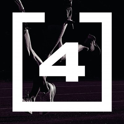 Pessoas a correr numa pista com número 4 branco