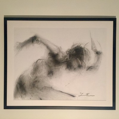 quadro abstrato em moldura preta com desenho cinza de figura humana em movimento