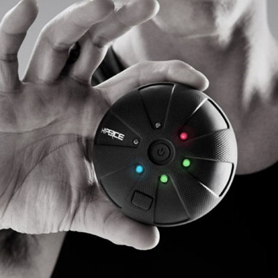 Dispositivo esférico preto com luzes LED e texto HAFACE na mão de uma pessoa