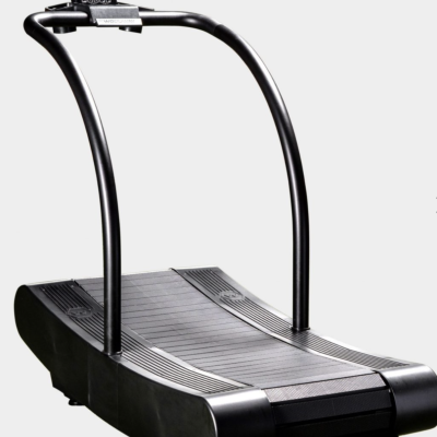 Passadeira de corrida curva preta com estrutura metálica e ecrã digital