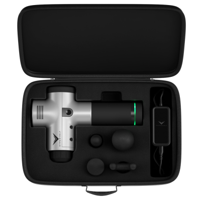 pistola de massagem muscular prateada e preta com acessórios numa mala preta