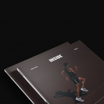 Revistas 'INSIDE' com capa preta e figura de corredor em roupa desportiva