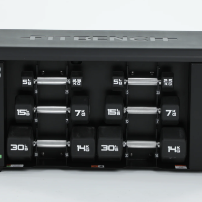 Aparelho de fitness preto com pesos e etiquetas numéricas