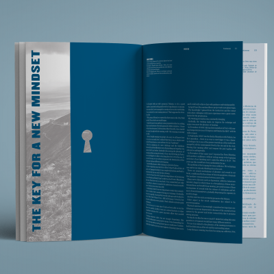 Livro aberto com texto THE KEY FOR A NEW MINDSET na capa e páginas com texto em fundo azul