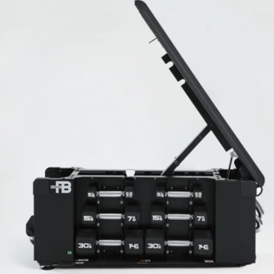 Caixa preta com tampa aberta mostrando rolos rotulados em suportes