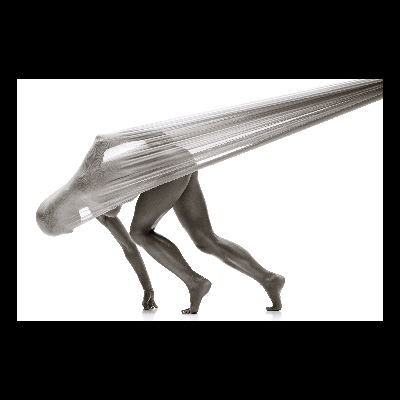 Pessoa nua com linhas esticadas formando efeito abstrato