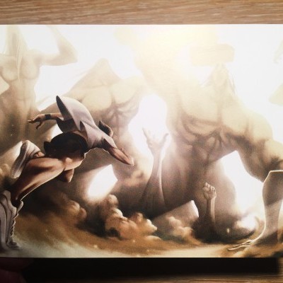 Ilustração digital de figuras humanas musculosas em tons sépia com luz intensa ao fundo