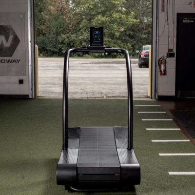 Trotineteira preta com visor digital em ginásio aberto para exterior